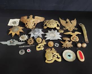 Lot # : 430 - Box of miscellaneous pins