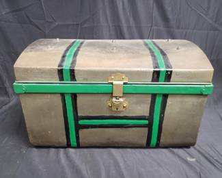 Lot # : 150 - Vintage metal storage trunk