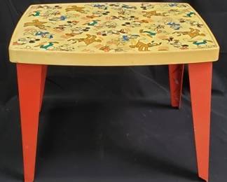 Lot # : 732 - Walt Disney production table for kids