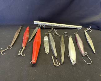 Lot # : 680 - 10 Deep sea fishing weights with hooks