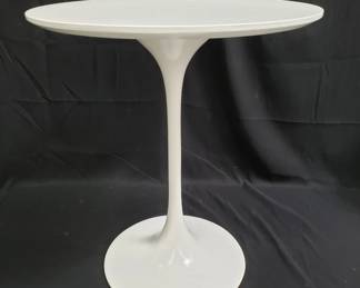 Lot # : 733 - Mid-century modern style side table