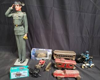 Lot # : 678 - Group of miscellaneous items: soldier figurine