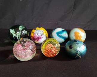 Lot # : 316 - Group of decorative glass paperweights