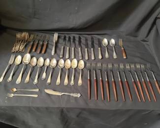 Lot # : 364 - Group of assorted utensils