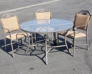 Lot # : 669 - Wicker style & aluminum patio set