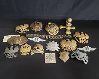 Lot # : 432 - Box of miscellaneous pins and emblems