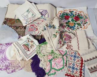 Lot # : 652 - Antique colorful tablecloths & napkins