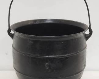 Lot # : 47 - Cast iron footed cauldron