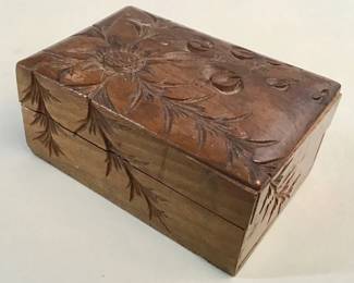 Lot # : 749 - Small antique hand-carved wood box