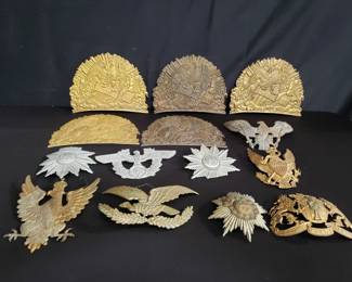 Lot # : 434 - Box of miscellaneous pins and emblems