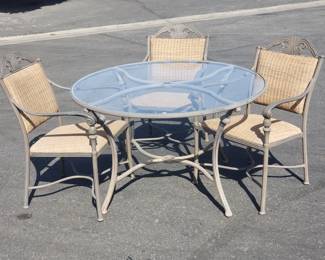 Lot # : 651 - Wicker style & aluminum patio set
