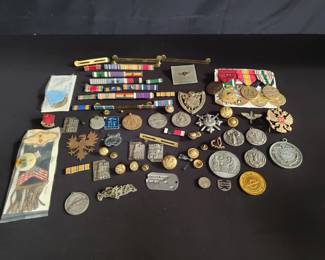Lot # : 318 - Group of military pins, ribbons, and buttons