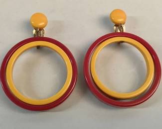 Lot # : 753 - Pair of vintage Bakelite clip earrings