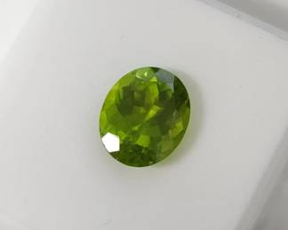 Lot # : 639 - 4.75 Oval Arizona Peridot gemstone 11 x 9mm
