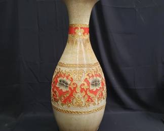 Lot # : 729 - Large ceramic hand painted vase