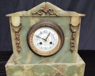Lot # : 456 - Vintage onyx wind-up mantel clock