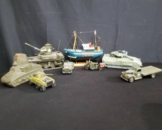 Lot # : 341 - Box of toy tanks and ships