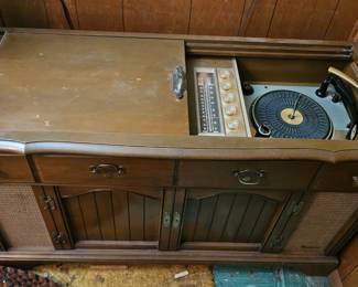 Vintage Magnavox Micromatic w/ Radio, Turntable & Speakers, Tested Works