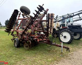 Krause 1928 Disc, 27', hydraulic wing fold, disc scrapers