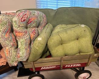 Rapid flyer wagon with wooden rails - filled with cushions
