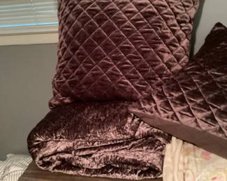 Beautiful bedspread with two large pillows 