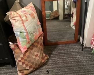 Pillows/mirror