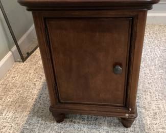 Pretty end table with glass top 