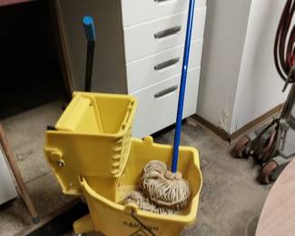 Industrial mop bucket