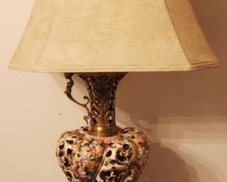 116 - Vintage Lamp - 32" tall You are buying a used as-is electric/electronic item. We do not guarantee all components are present, and if it is not expressly stated, it is untested.
