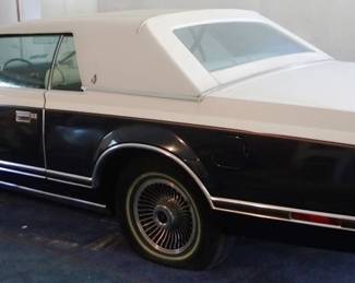 250 - 1979 Lincoln Continental Mark V Bill Blass Ed AS IS - dead battery, has been sitting/garaged for 11+ years Limited Edition Bought new, single owner Leather interior/All Options 36,641 actual miles Garage kept As is - Dead Battery - Been sitting/garaged for 11+ years
