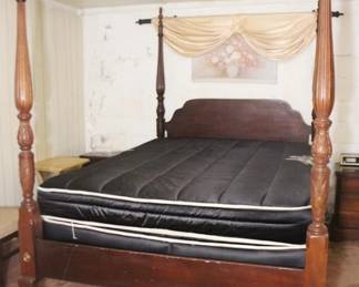 333 - Queen Size Poster Bed - 81" x 62" x 92"

