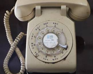 391 - Vintage Rotary Phone - 8" x 9" You are buying a used as-is electric/electronic item. We do not guarantee all components are present, and if it is not expressly stated, it is untested.
