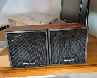 Pair of Realistic Minimus Bookshelf Speakers