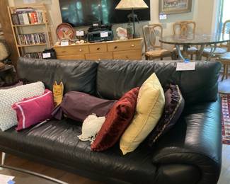 Matching Italian black leather sofa by Nicoletti