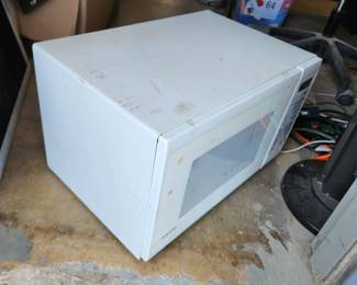 Working condition microwave.
Just has lots of permanent stains inside.
Offering this at $20 till someone scoops it up.