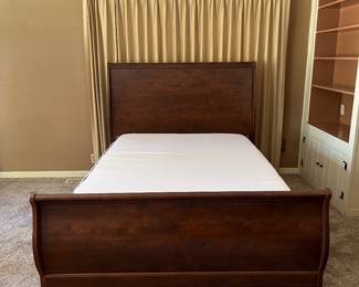 Sleigh Bed: queen
