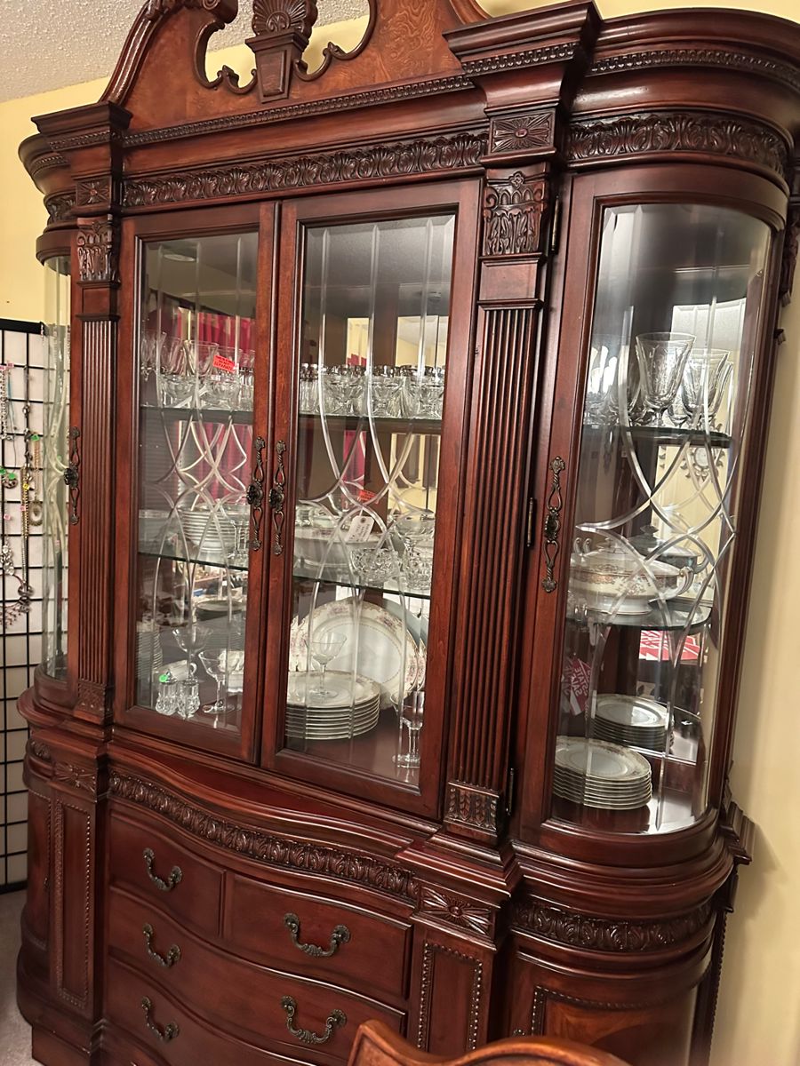 Mahogany  two piece dining set with table and 7 chairs.