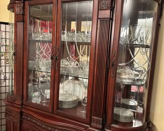 Mahogany  two piece dining set with table and 7 chairs.