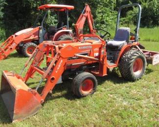 Kubota B7610 - 4wd Tractor w/Front Bucket & Box Blade - Hydrostatic Transmission - 650 Hours