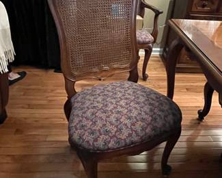 DINING ROOM TABLE & CHAIRS