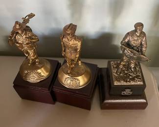Military statues in bronze.