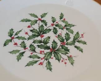 Lenox Special "Holly Berry" set of 8 dinner plates