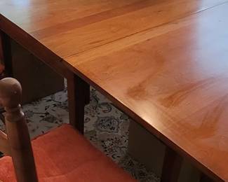 Beautiful cherry double drop leaf table, 2' sections, 6' extended
