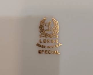 Lenox Special "Holly Berry" set of 8 dinner plates