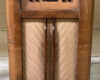 Lot 442 | Vintage Farnsworth ACL-55 Cabinet Radio
