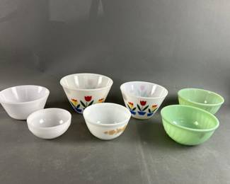 Lot 185 | Vintage Pyrex, Fire King & Oven Ware Bowls
