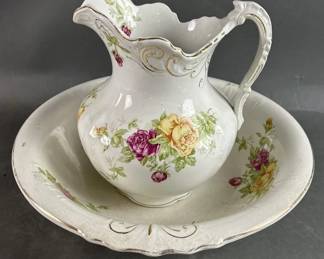 Lot 253 | Vintage Buffalo Pottery Chamber Set
