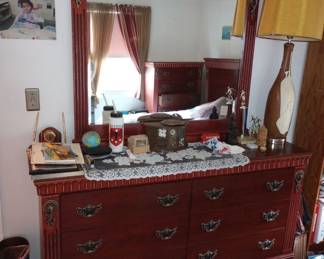 A Beautiful Chest Of Drawers with Matching Mirror, 