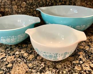Vintage Pyrex Butterprint bowls