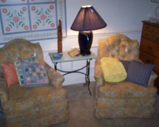 PAIR OF GOLD-TONE CHAIRS, LAMP & SMALL STAND